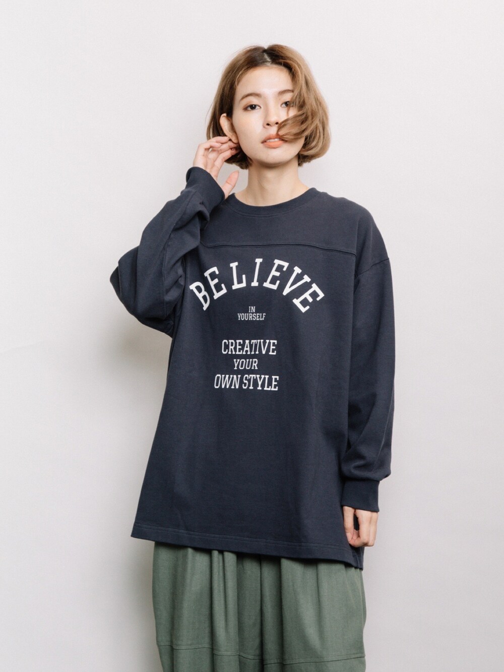 ブルー系のTシャツ/カットソー、グリーン系のその他パンツを着用したレディースの冬コーディネートの4枚目の写真