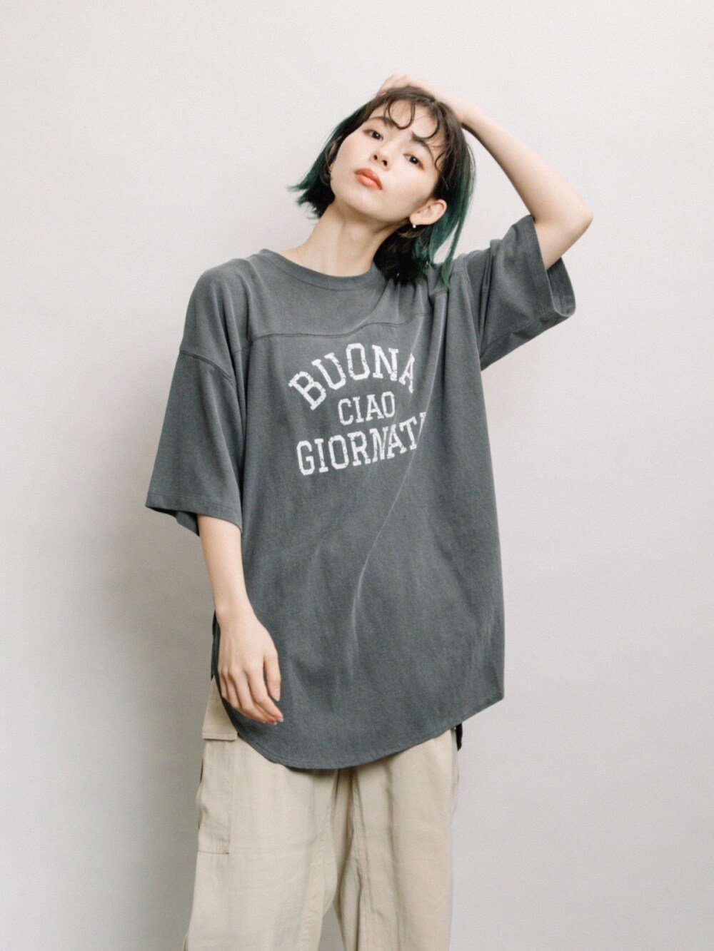ベージュ系のその他パンツ、グレー系のTシャツ/カットソー、グレー系のスニーカーを着用したレディースの春コーディネートの2枚目の写真