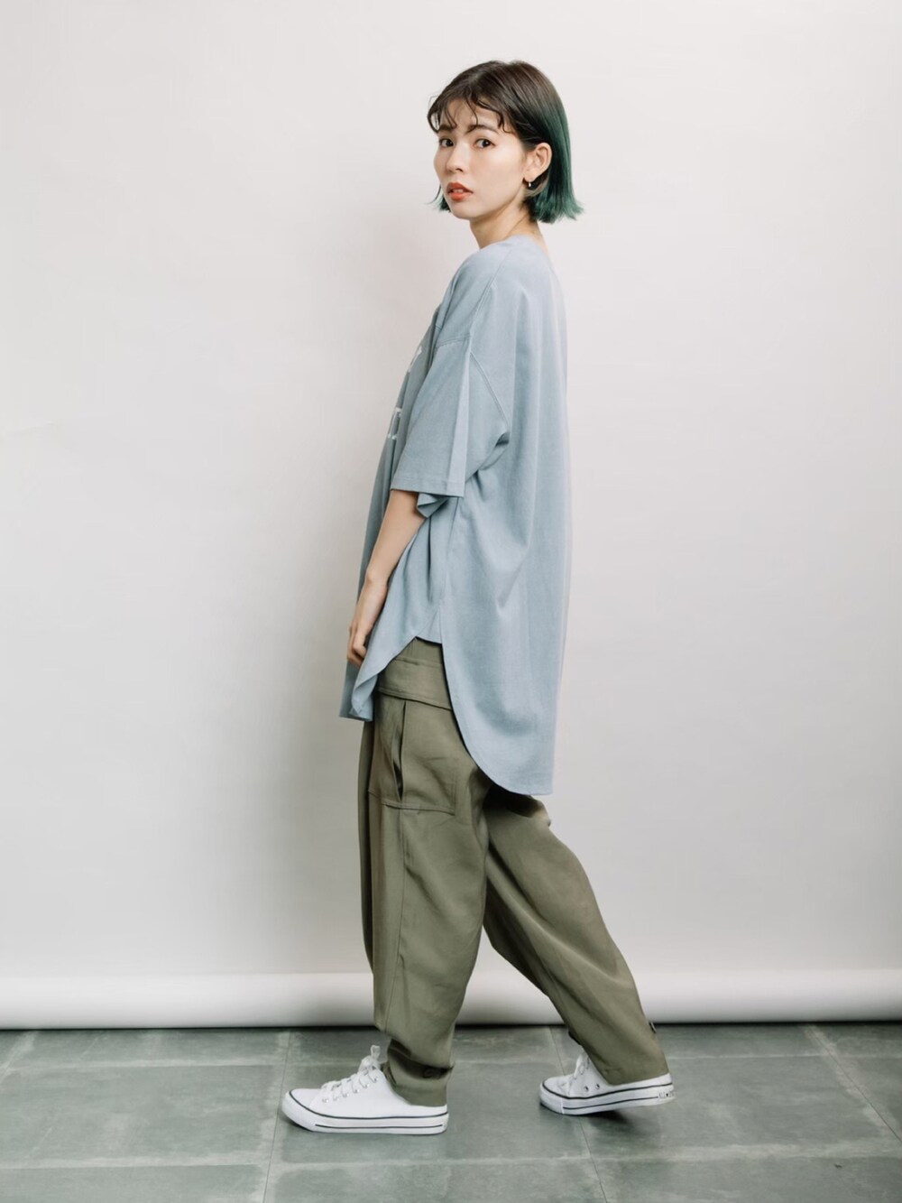 ブルー系のTシャツ/カットソー、グリーン系のその他パンツ、ホワイト系のスニーカーを着用したレディースの夏コーディネートの2枚目の写真