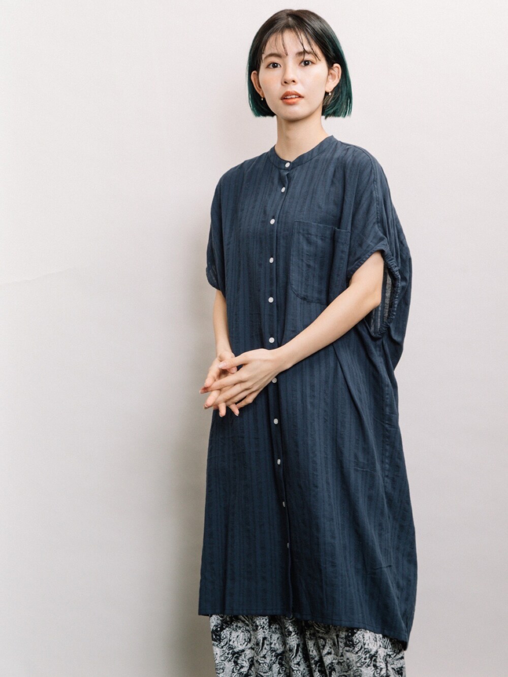 ブルー系のシャツワンピース、ブラック系のその他パンツを着用したレディースの春コーディネートの2枚目の写真