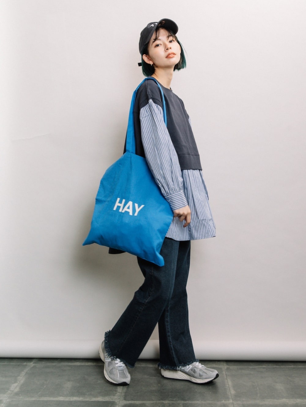 ブルー系のTシャツ/カットソー、ブルー系のエコバッグ/サブバッグ、ブルー系のデニムパンツを着用したレディースの冬コーディネートの2枚目の写真