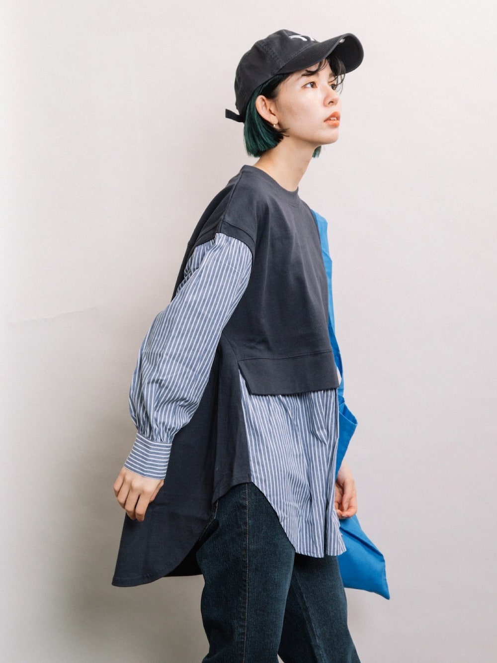 ブルー系のTシャツ/カットソー、ブルー系のエコバッグ/サブバッグ、ブルー系のデニムパンツを着用したレディースの冬コーディネートの4枚目の写真