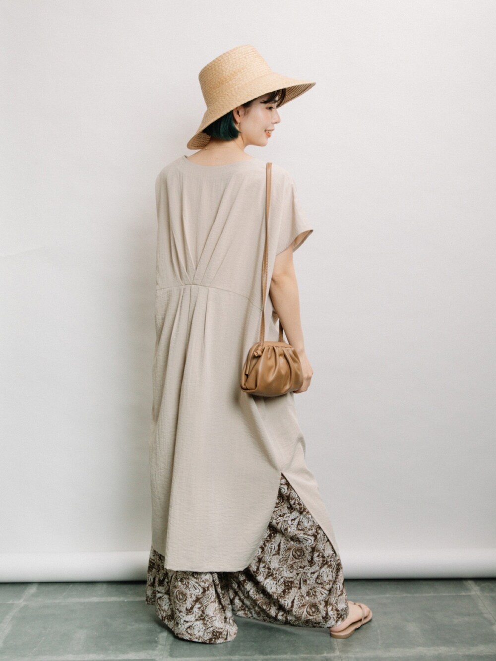 ベージュ系のワンピース、ブラウン系のその他パンツを着用したレディースの夏コーディネートの2枚目の写真