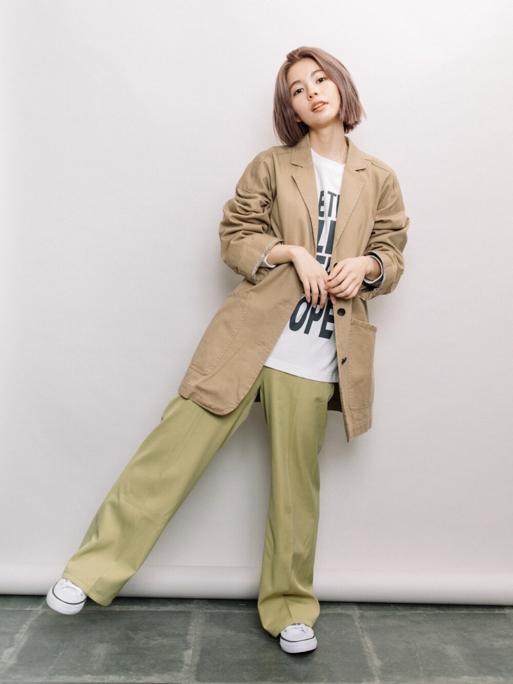 ベージュ系のテーラードジャケット、ホワイト系のTシャツ/カットソー、ホワイト系のスニーカーを着用したレディースの冬コーディネートの2枚目の写真