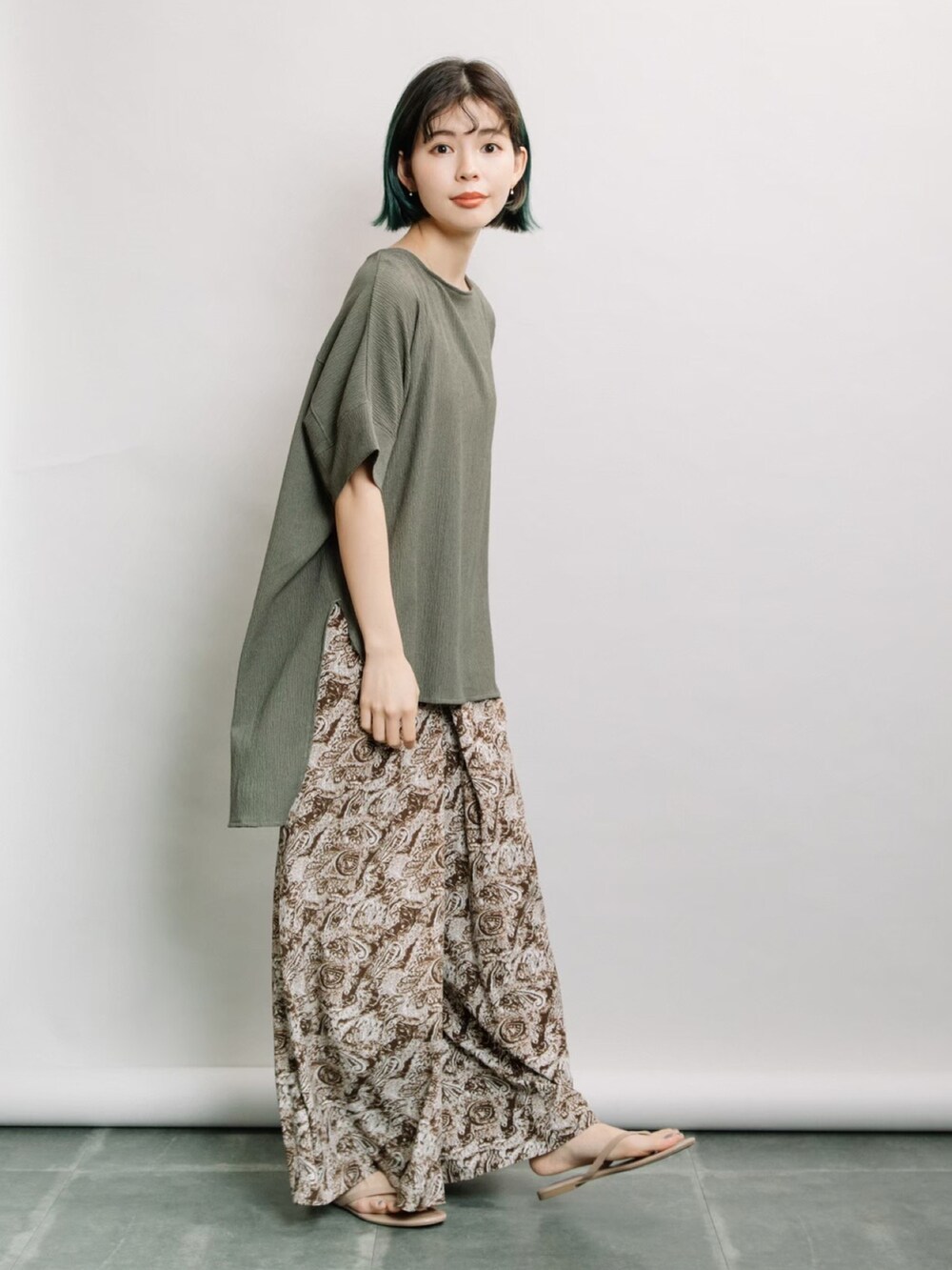 グリーン系のシャツ/ブラウス、ブラウン系のその他パンツを着用したレディースの春コーディネートの2枚目の写真