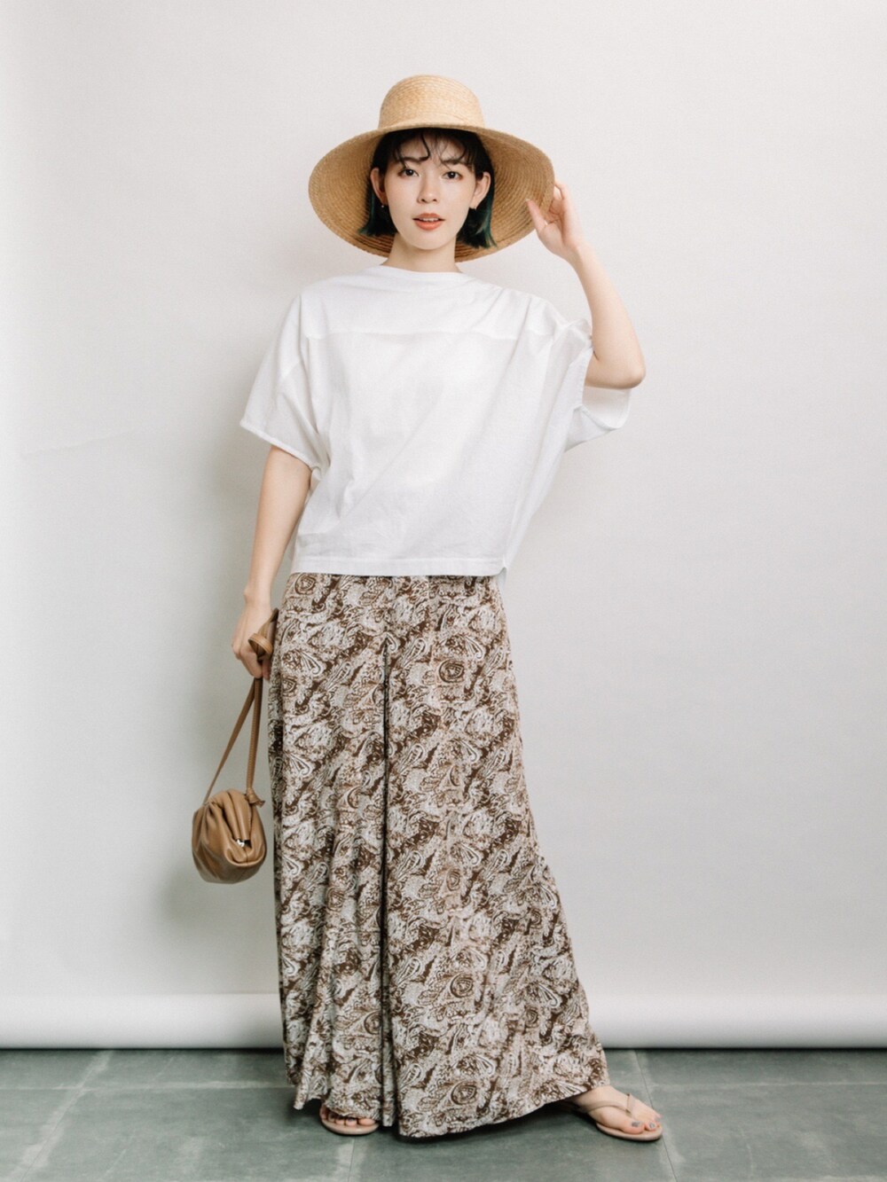 ホワイト系のTシャツ/カットソー、ブラウン系のその他パンツ、ベージュ系のハットを着用したレディースの春コーディネートの3枚目の写真