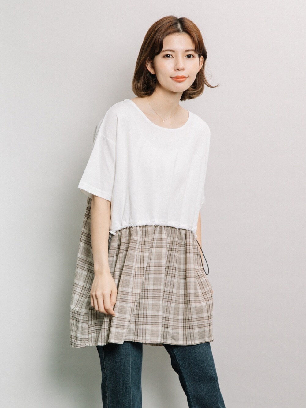 ホワイト系のTシャツ/カットソー、ブルー系のデニムパンツを着用したレディースの夏コーディネートの2枚目の写真