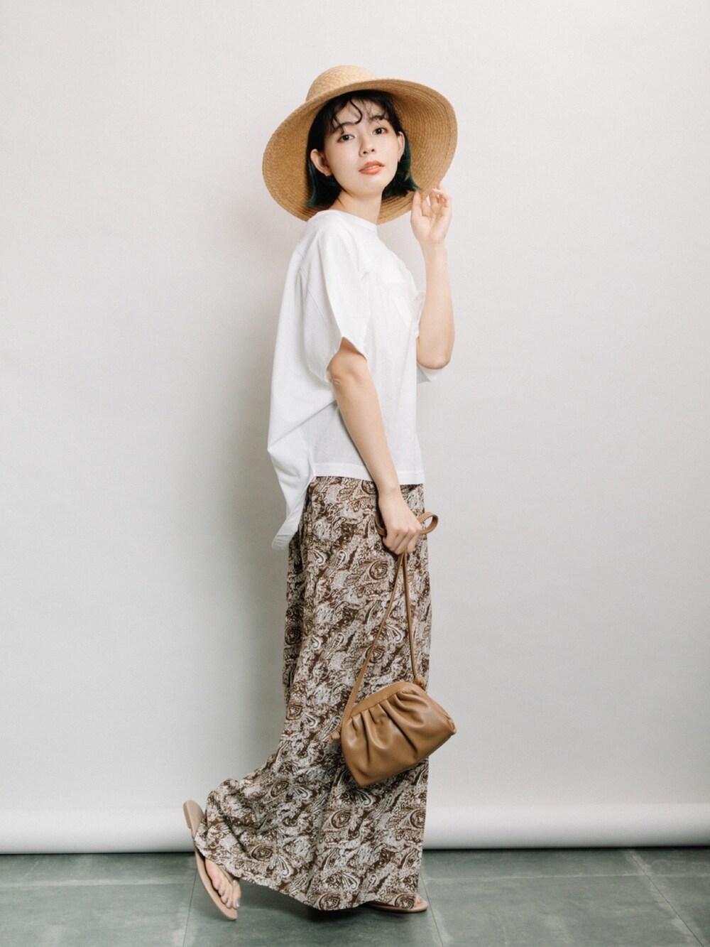 ホワイト系のTシャツ/カットソー、ブラウン系のその他パンツ、ベージュ系のハットを着用したレディースの春コーディネートの4枚目の写真