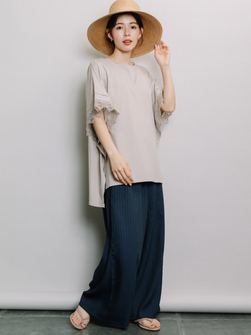 グレー系のTシャツ/カットソー、ブルー系のその他パンツ、ベージュ系のハットを着用したレディースの夏コーディネートの2枚目の写真