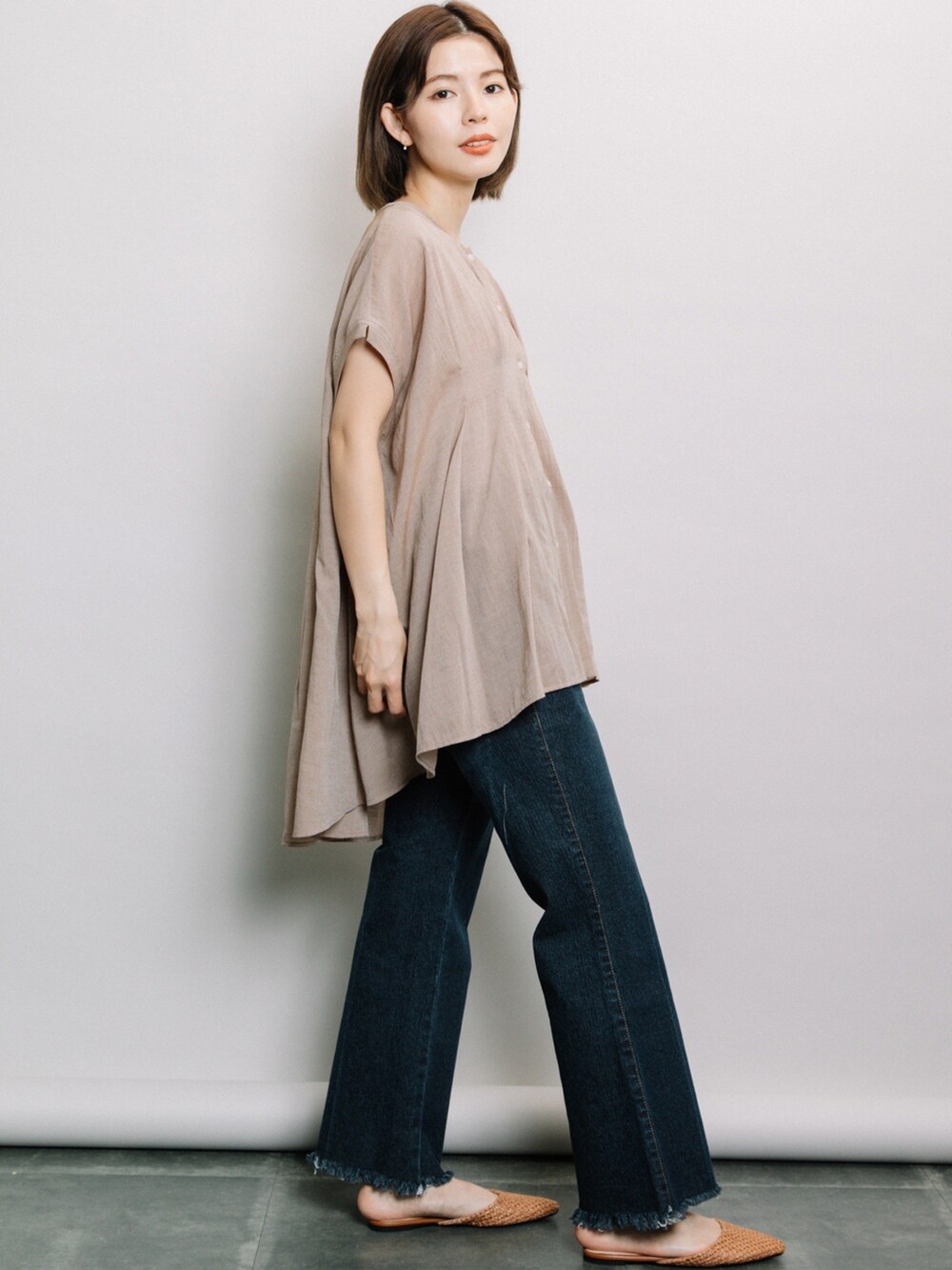 ブラウン系のシャツ/ブラウス、ブルー系のデニムパンツを着用したレディースの春コーディネートの2枚目の写真