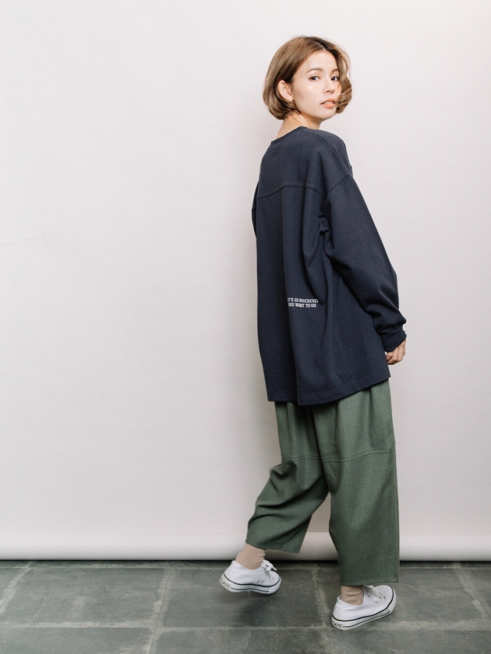 ブルー系のTシャツ/カットソー、グリーン系のその他パンツを着用したレディースの冬コーディネートの3枚目の写真