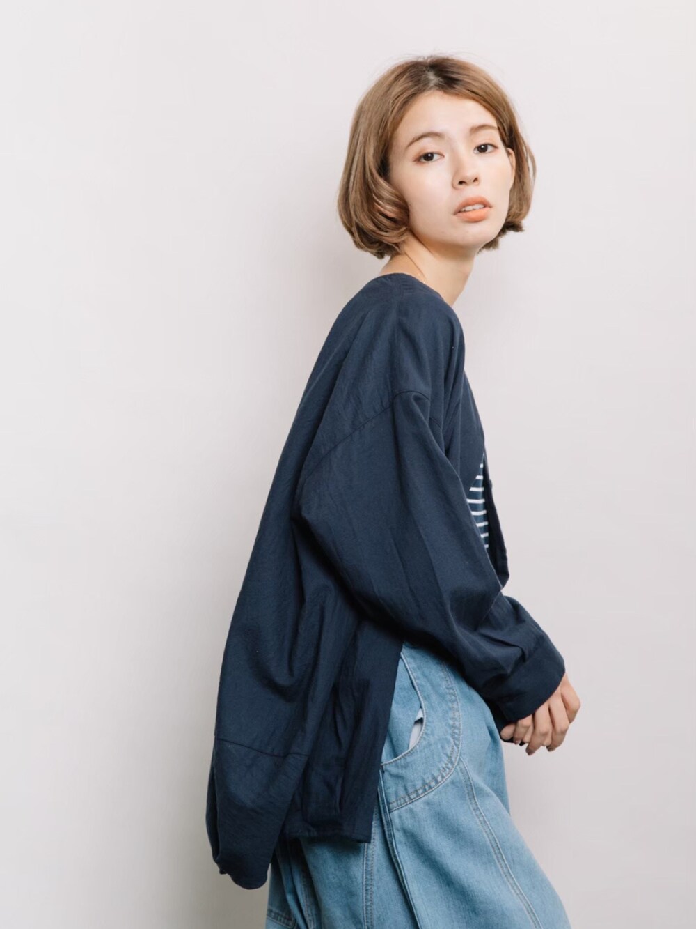 ブルー系のシャツ/ブラウス、ブルー系のタンクトップ、ブルー系のデニムパンツを着用したレディースの冬コーディネートの4枚目の写真