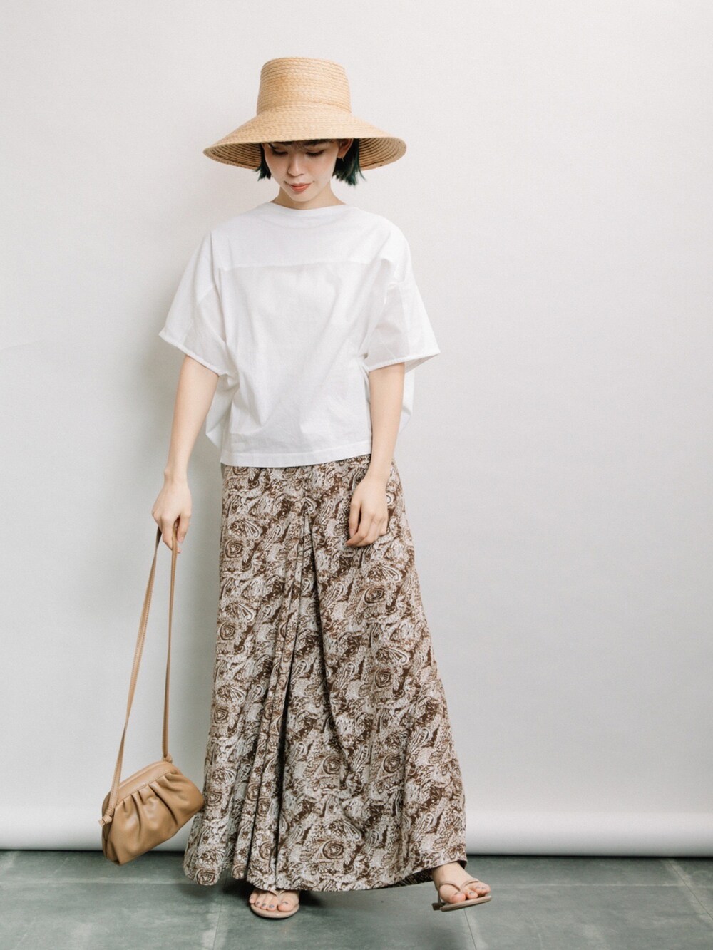 ホワイト系のTシャツ/カットソー、ブラウン系のその他パンツ、ベージュ系のハットを着用したレディースの春コーディネートの2枚目の写真