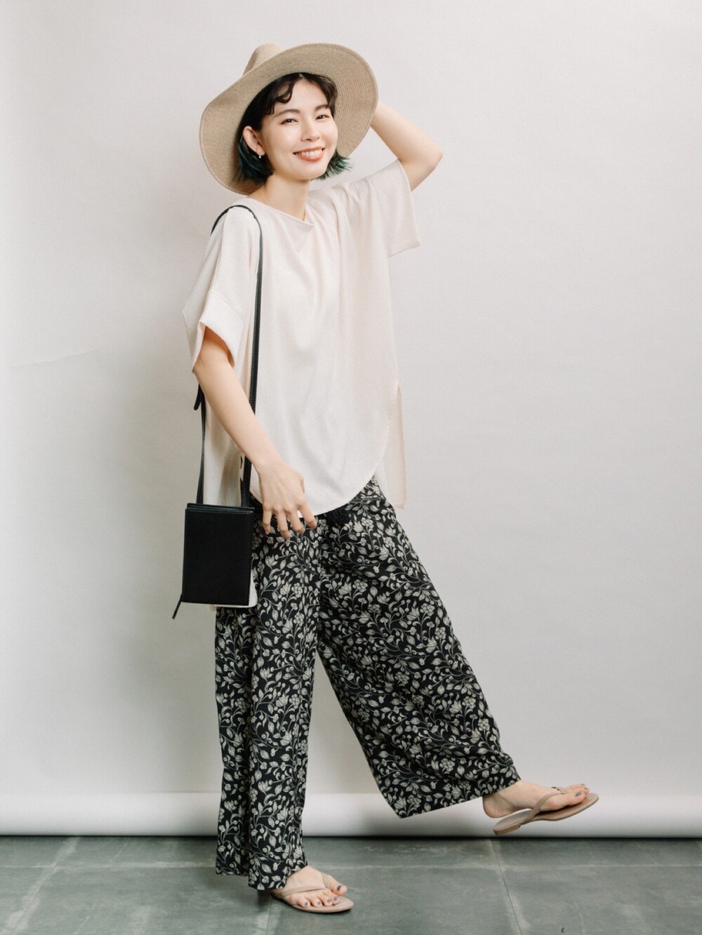 ホワイト系のシャツ/ブラウス、ブラック系のその他パンツ、ベージュ系のハットを着用したレディースの夏コーディネートの2枚目の写真