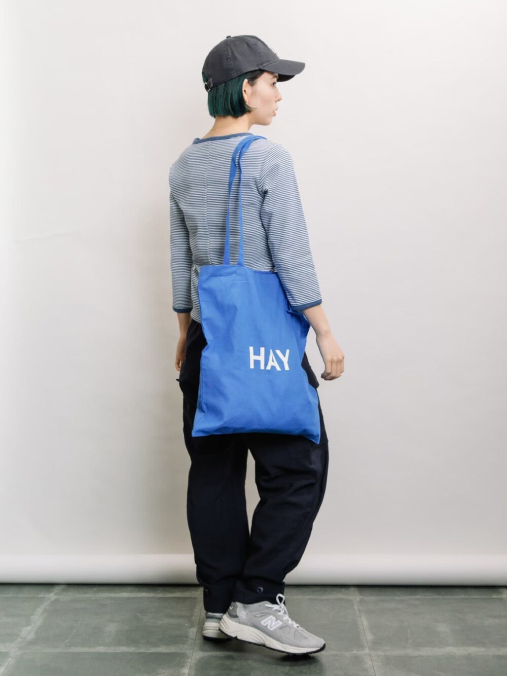 ブルー系のTシャツ/カットソー、ブルー系のその他パンツ、グレー系のスニーカーを着用したレディースの夏コーディネートの2枚目の写真