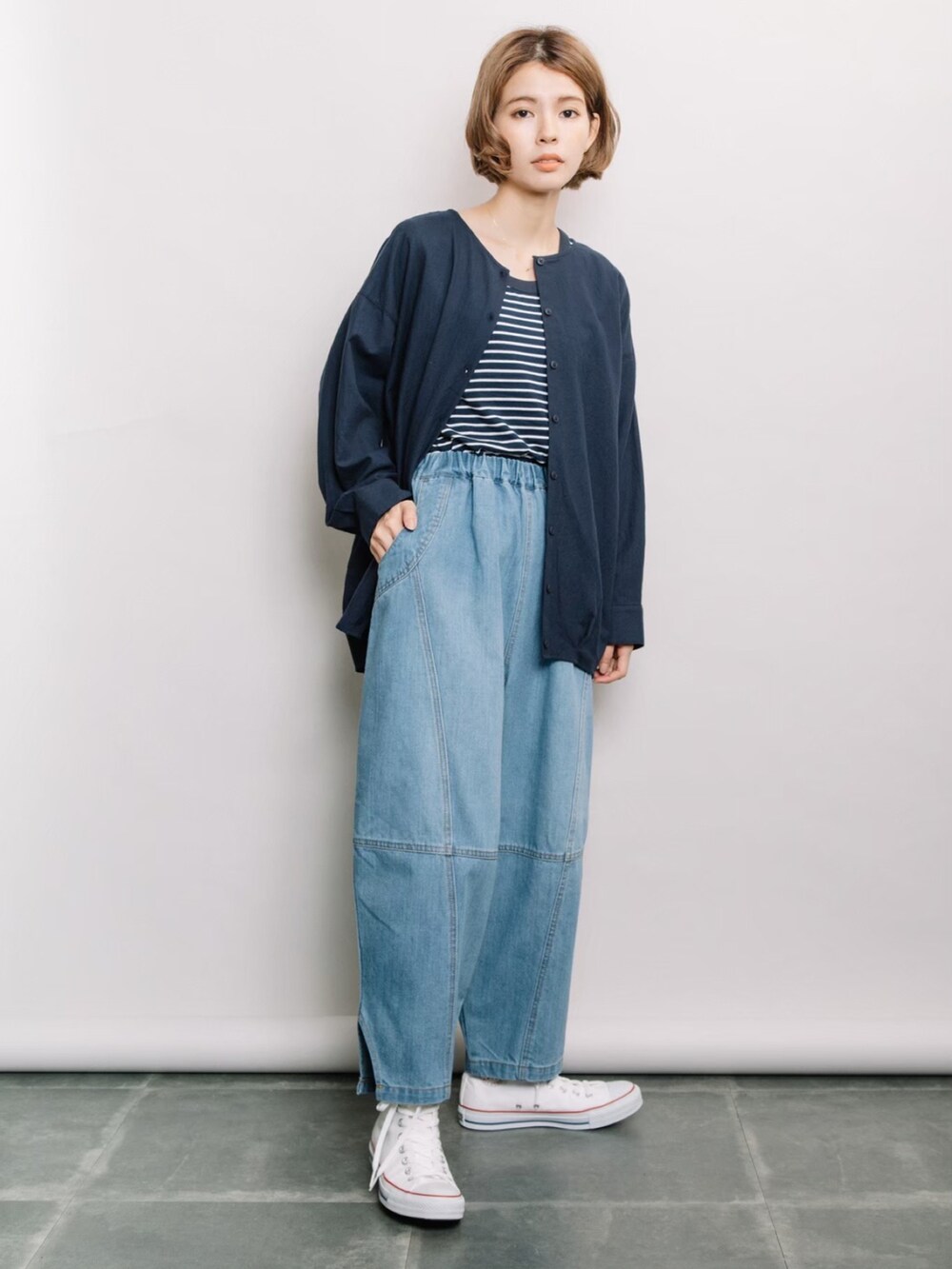 ブルー系のシャツ/ブラウス、ブルー系のタンクトップ、ブルー系のデニムパンツを着用したレディースの冬コーディネートの2枚目の写真