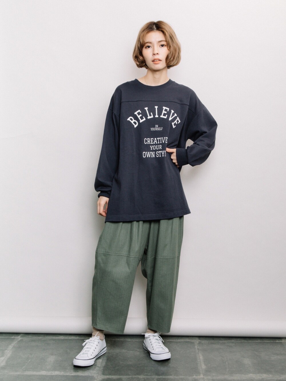 ブルー系のTシャツ/カットソー、グリーン系のその他パンツを着用したレディースの冬コーディネートの2枚目の写真