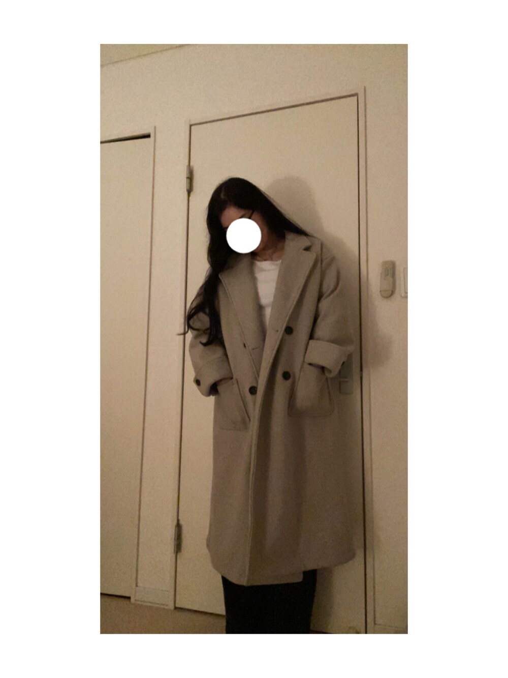 ブラック系のパンツ、ブルー系のカーディガン/ボレロ、ホワイト系のTシャツ/カットソーを着用したレディースの冬コーディネートの3枚目の写真