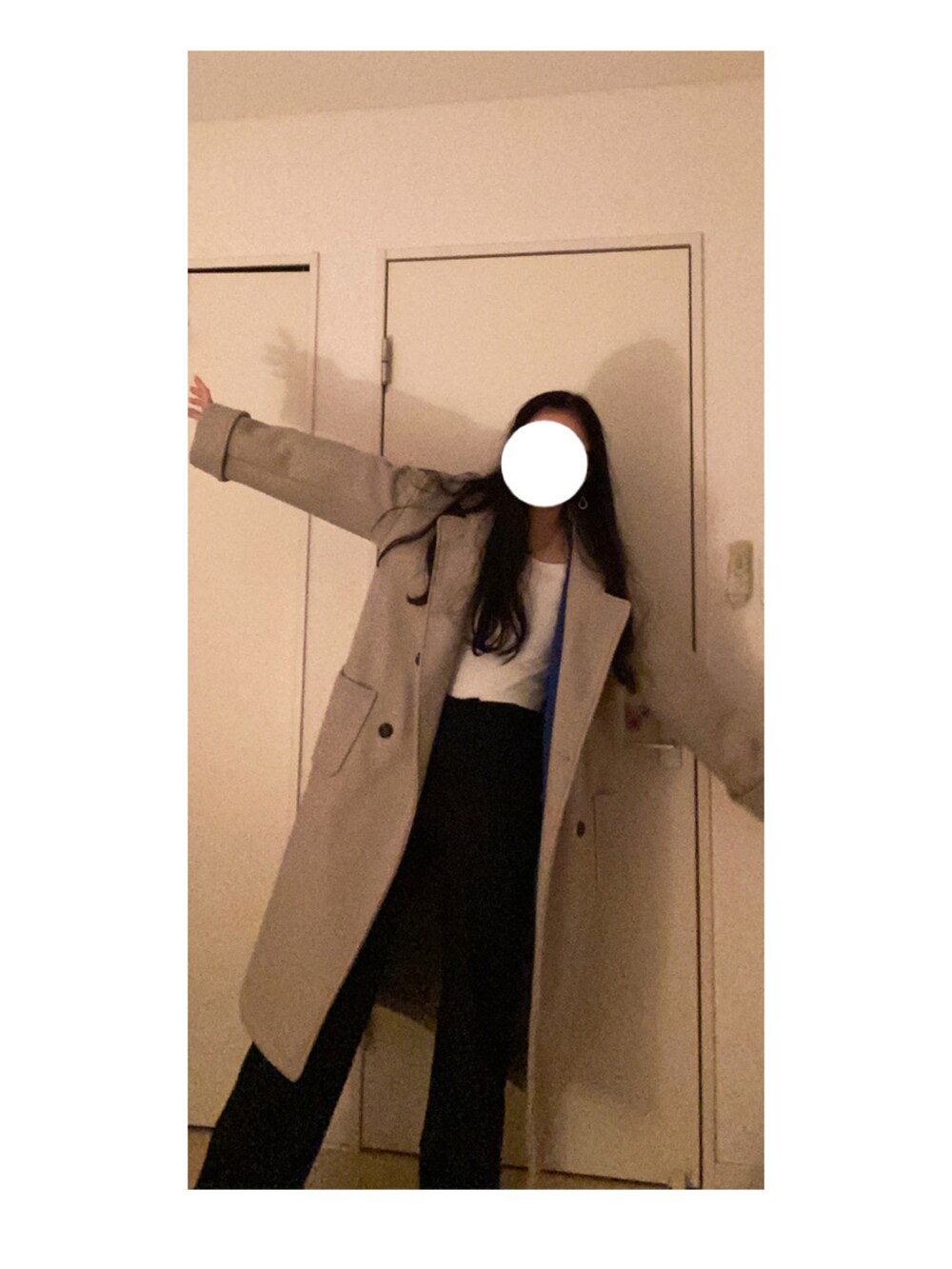 ブラック系のパンツ、ブルー系のカーディガン/ボレロ、ホワイト系のTシャツ/カットソーを着用したレディースの冬コーディネートの4枚目の写真