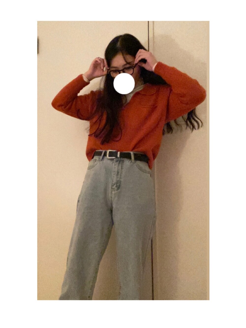 ブルー系のデニムパンツ、オレンジ系のニット/セーター、ホワイト系のニット/セーターを着用したレディースの冬コーディネートの2枚目の写真