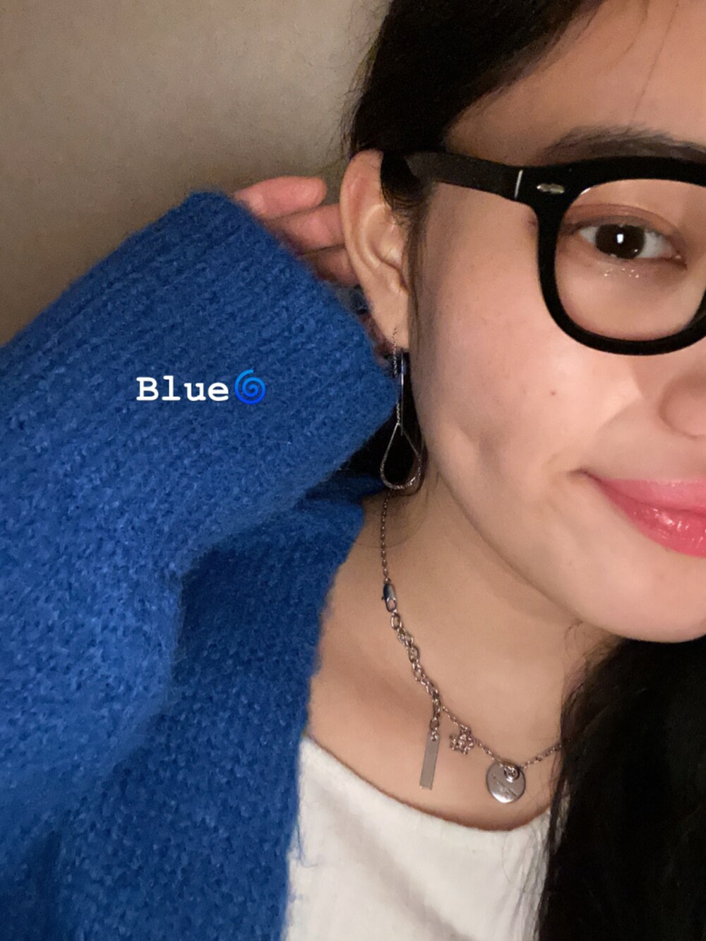 ブラック系のパンツ、ブルー系のカーディガン/ボレロ、ホワイト系のTシャツ/カットソーを着用したレディースの冬コーディネートの5枚目の写真