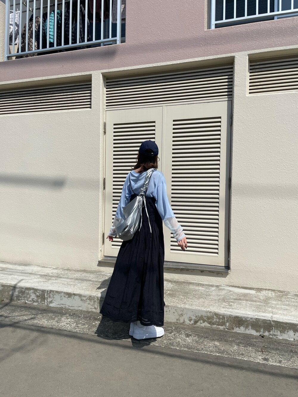 ブラック系のワンピース、シルバー系のショルダーバッグ、ブルー系のTシャツ/カットソーを着用したレディースの春コーディネートの3枚目の写真