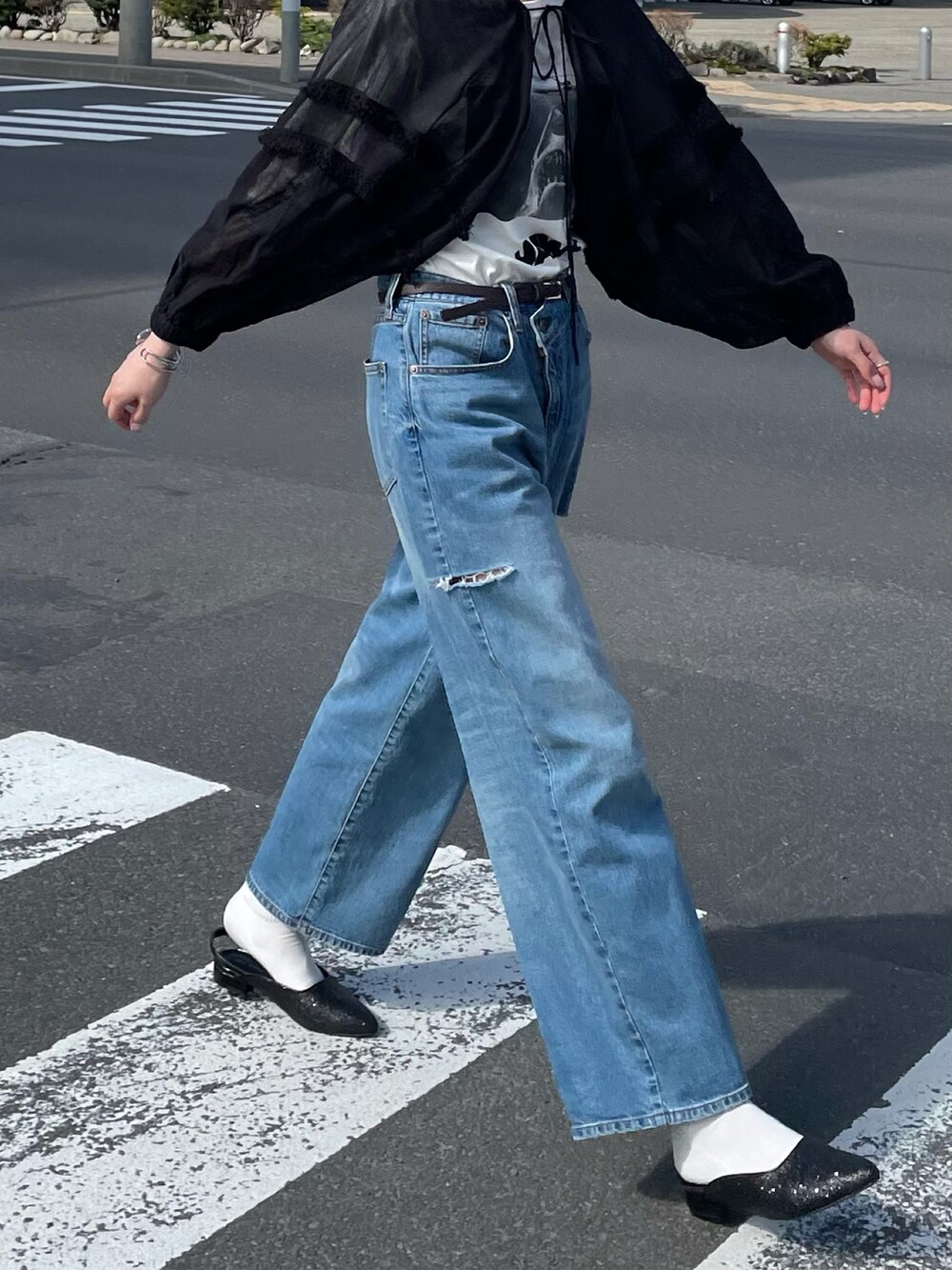 ブラック系のシャツ/ブラウス、ホワイト系のTシャツ/カットソー、ブルー系のデニムパンツを着用したレディースの春コーディネートの2枚目の写真