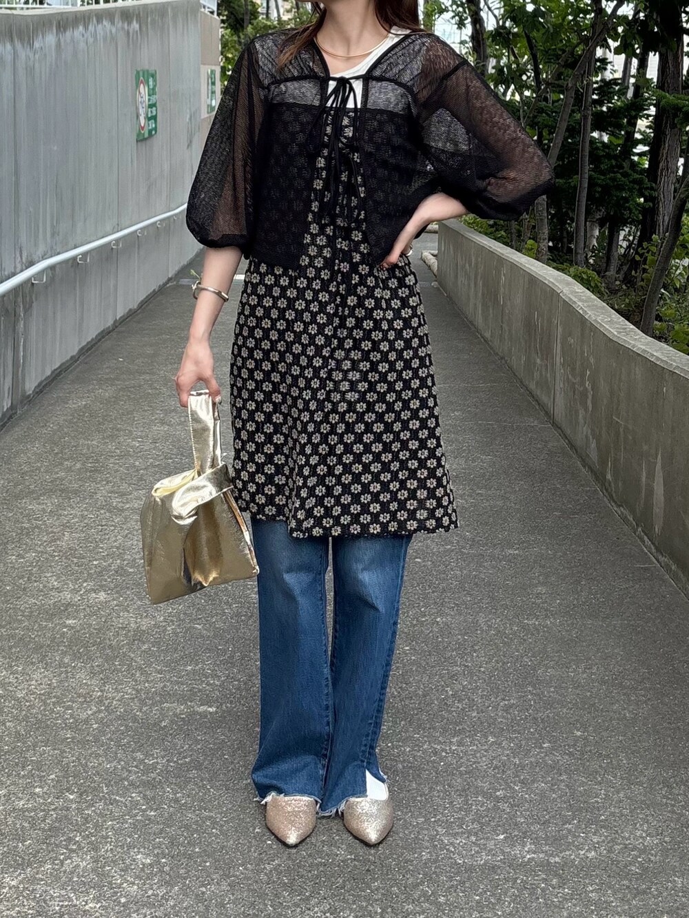 ブラック系のトップスを着用したレディースの秋コーディネートの5枚目の写真