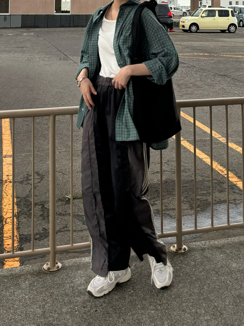 ブラック系のトップスを着用したレディースの秋コーディネートの4枚目の写真