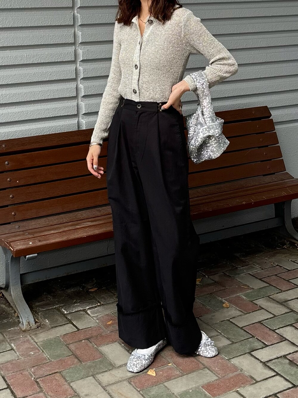 ブラック系のトップスを着用したレディースの秋コーディネートの3枚目の写真