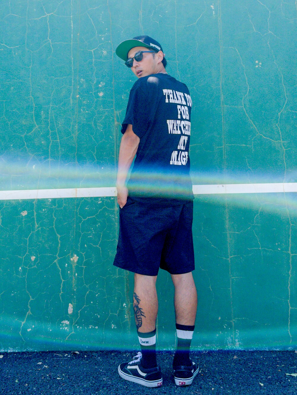 ブラック系のTシャツ/カットソー、ブラック系のその他パンツ、ブラック系のスニーカーを着用したメンズの夏コーディネートの2枚目の写真