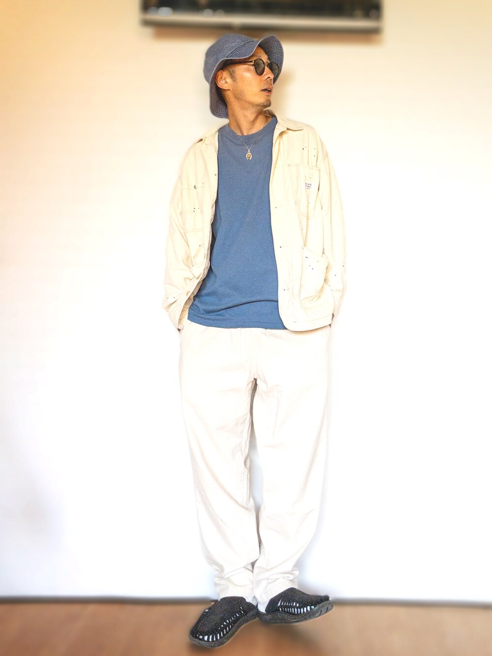 ホワイト系のカバーオール、ブラック系のサンダル、ホワイト系のその他パンツを着用したメンズの夏コーディネートの2枚目の写真