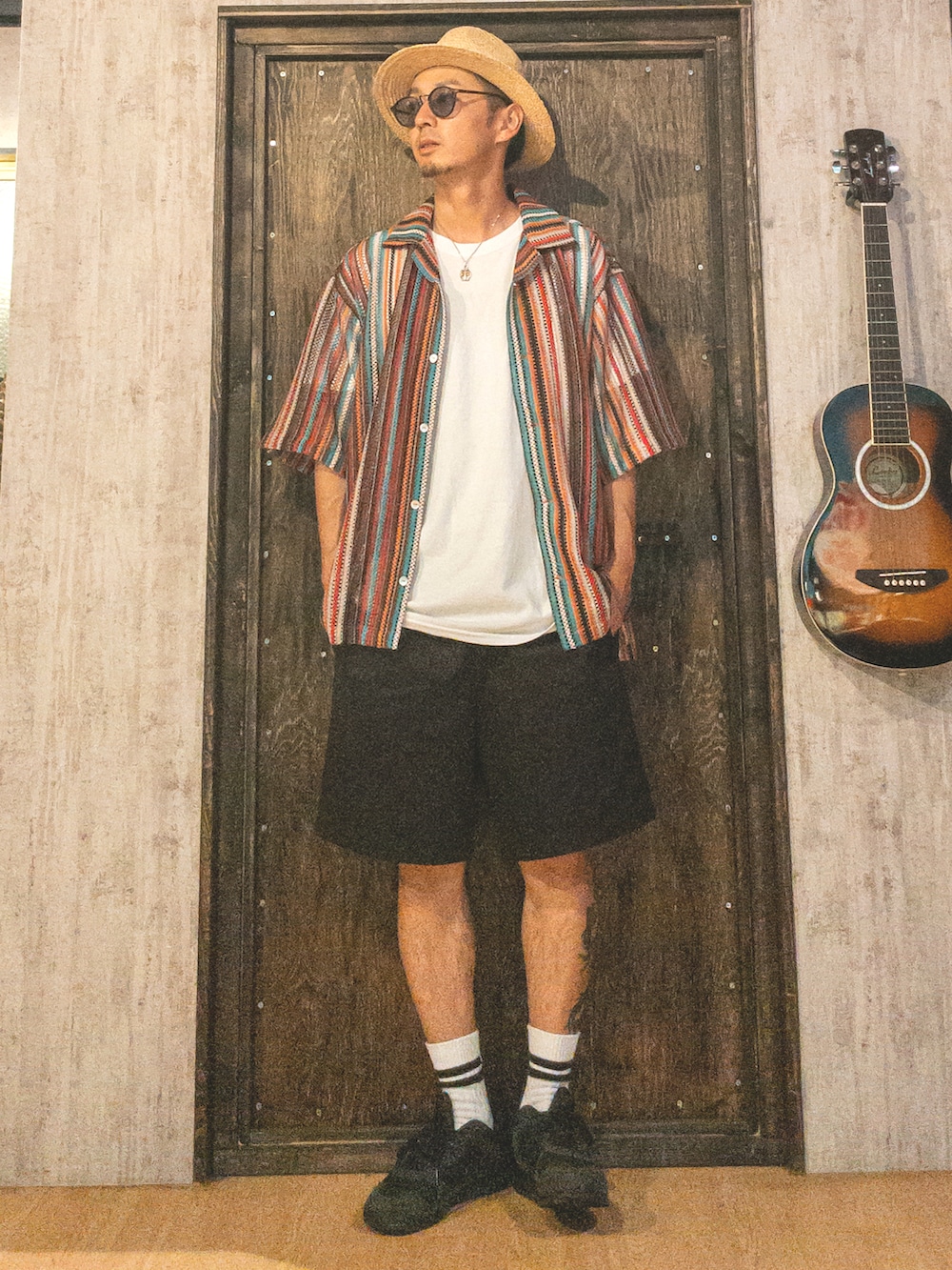 オレンジ系のシャツ/ブラウス、ホワイト系のTシャツ/カットソー、ブラック系のその他パンツを着用したメンズの夏コーディネートの2枚目の写真