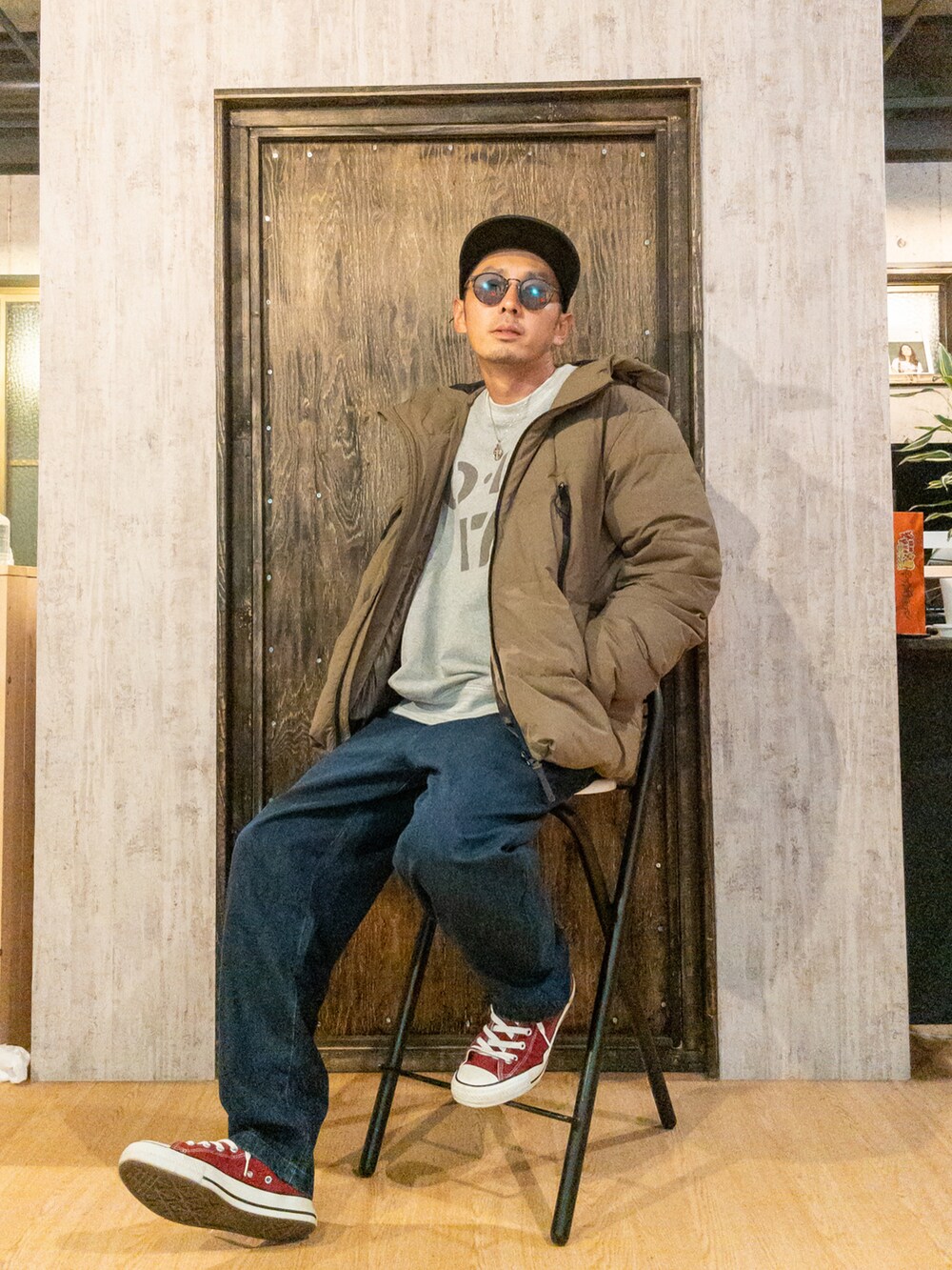 グレー系のスウェット、ベージュ系のダウンジャケット/コート、ブルー系のその他パンツを着用したメンズの秋コーディネートの2枚目の写真