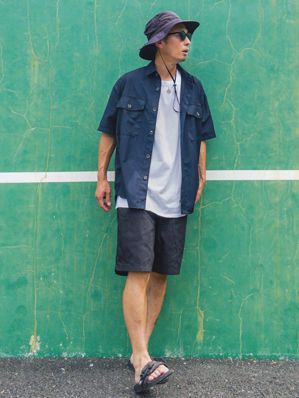 ブラック系のシャツ/ブラウス、ブラック系のその他パンツ、ホワイト系のTシャツ/カットソーを着用したメンズの夏コーディネートの2枚目の写真