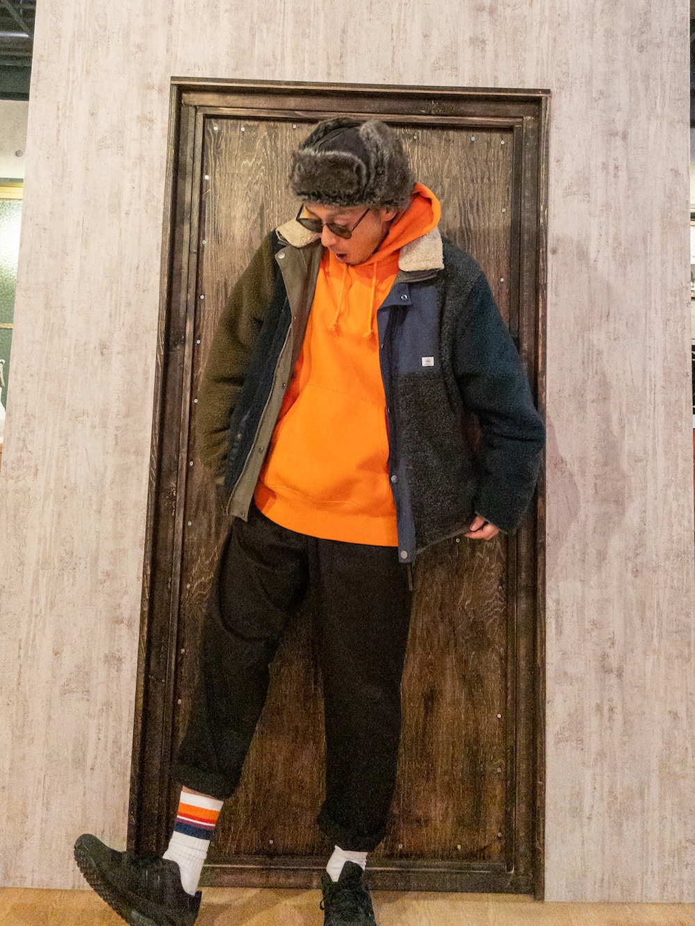 その他のその他アウター、オレンジ系のパーカー、ブラック系のその他パンツを着用したメンズの秋コーディネートの2枚目の写真