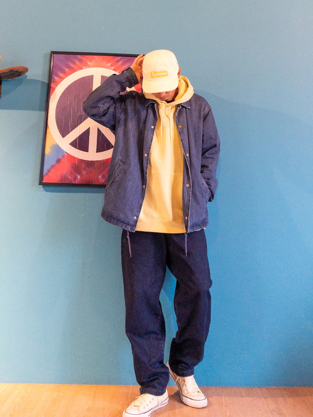 ブルー系のデニムジャケット、イエロー系のパーカー、ブルー系のその他パンツを着用したメンズの春コーディネートの2枚目の写真