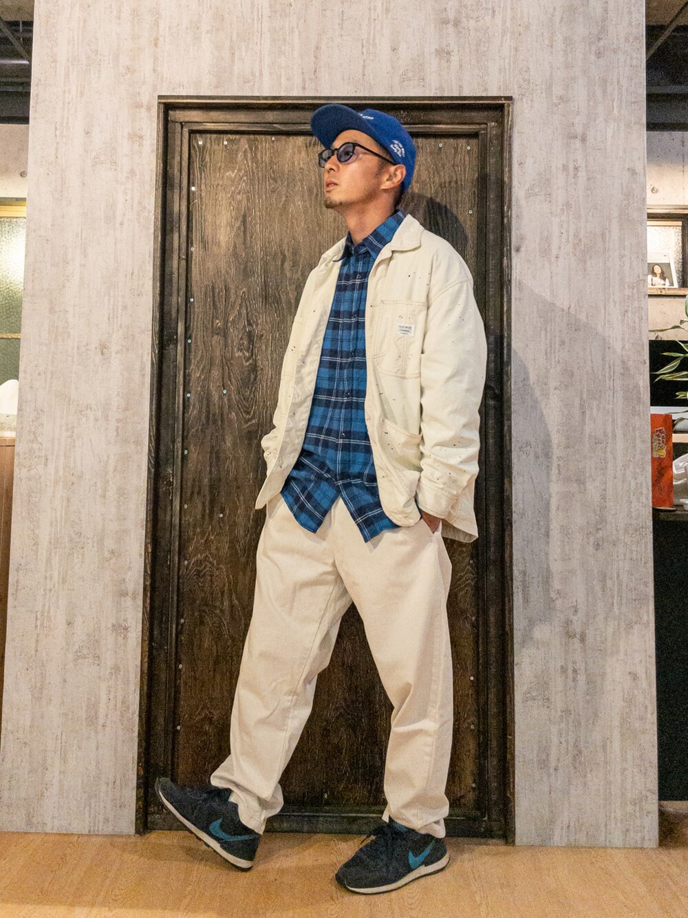 ホワイト系のカバーオール、ブルー系のシャツ/ブラウス、ホワイト系のその他パンツを着用したメンズの秋コーディネートの2枚目の写真