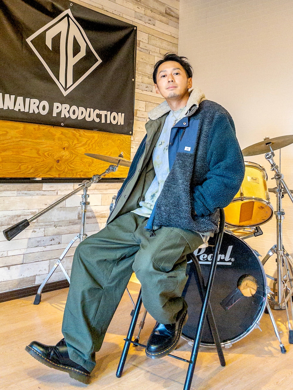 その他のその他アウター、グレー系のスウェット、グリーン系のカーゴパンツを着用したメンズの冬コーディネートの2枚目の写真