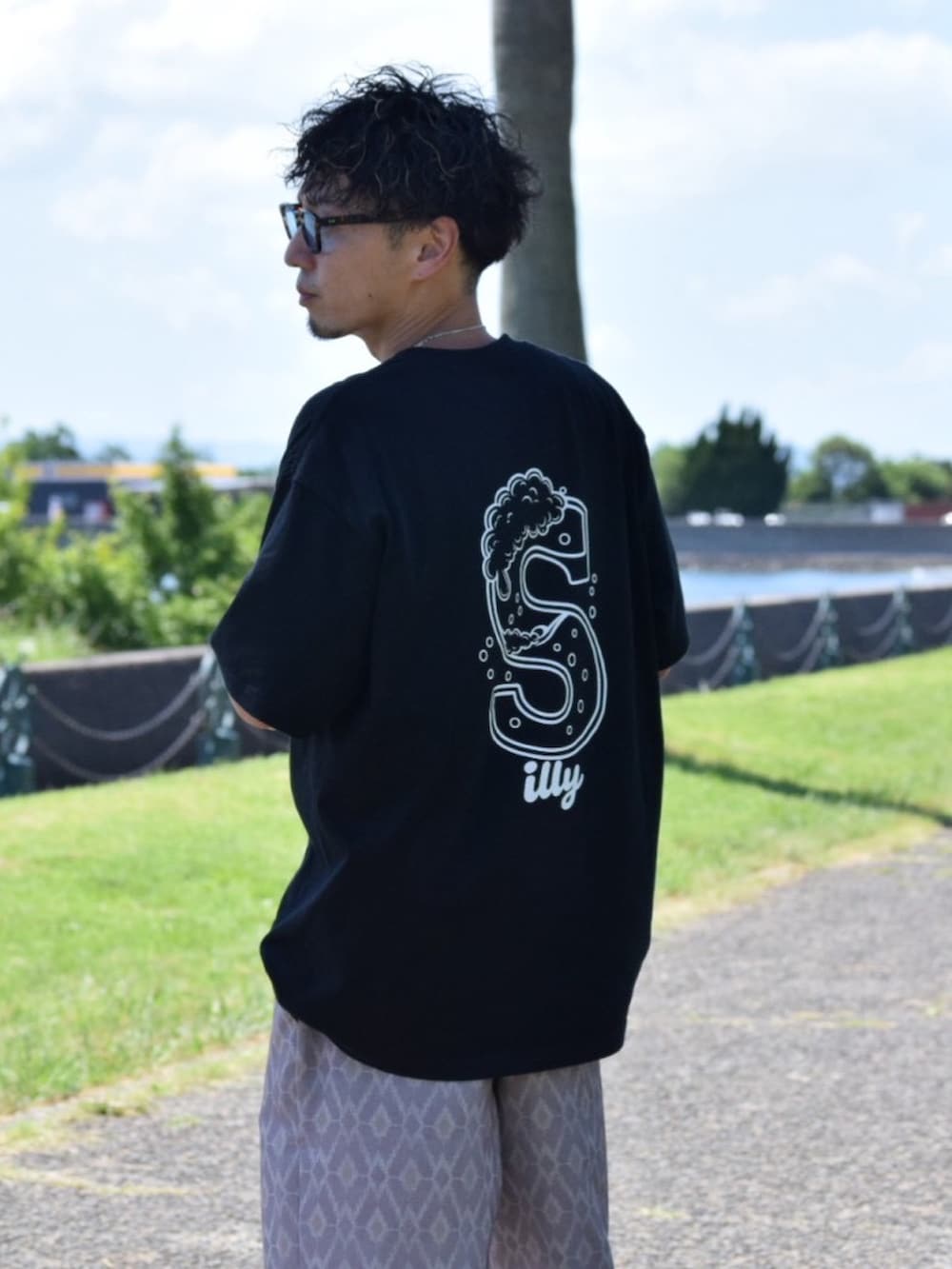 ブラック系のサンダル、ブラック系のTシャツ/カットソー、その他のスラックスを着用したメンズの夏コーディネートの2枚目の写真