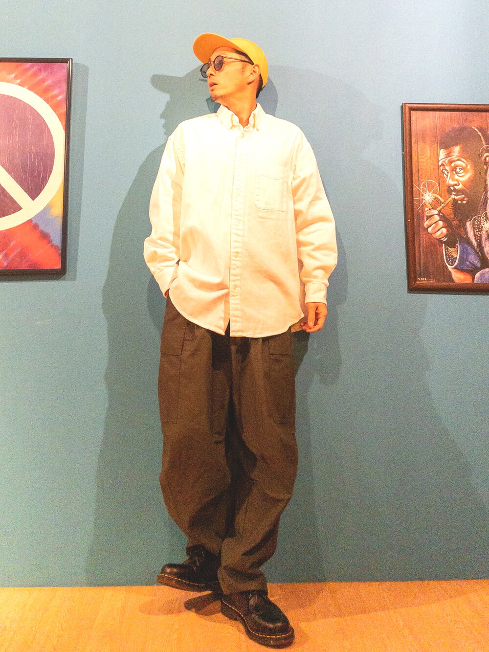 ホワイト系のシャツ/ブラウス、グリーン系のカーゴパンツ、ブラック系のブーツを着用したメンズの春コーディネートの2枚目の写真