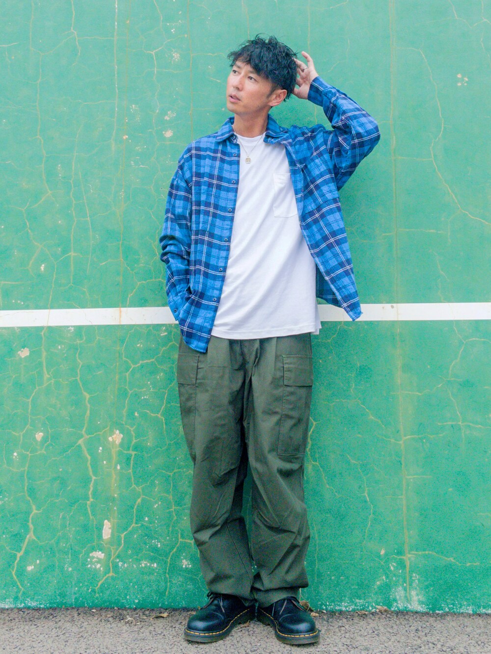 ブルー系のシャツ/ブラウス、ホワイト系のTシャツ/カットソー、グリーン系のカーゴパンツを着用したメンズの秋コーディネートの2枚目の写真