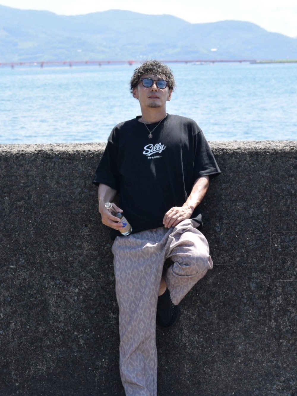 ブラック系のサンダル、ブラック系のTシャツ/カットソー、その他のスラックスを着用したメンズの夏コーディネートの3枚目の写真