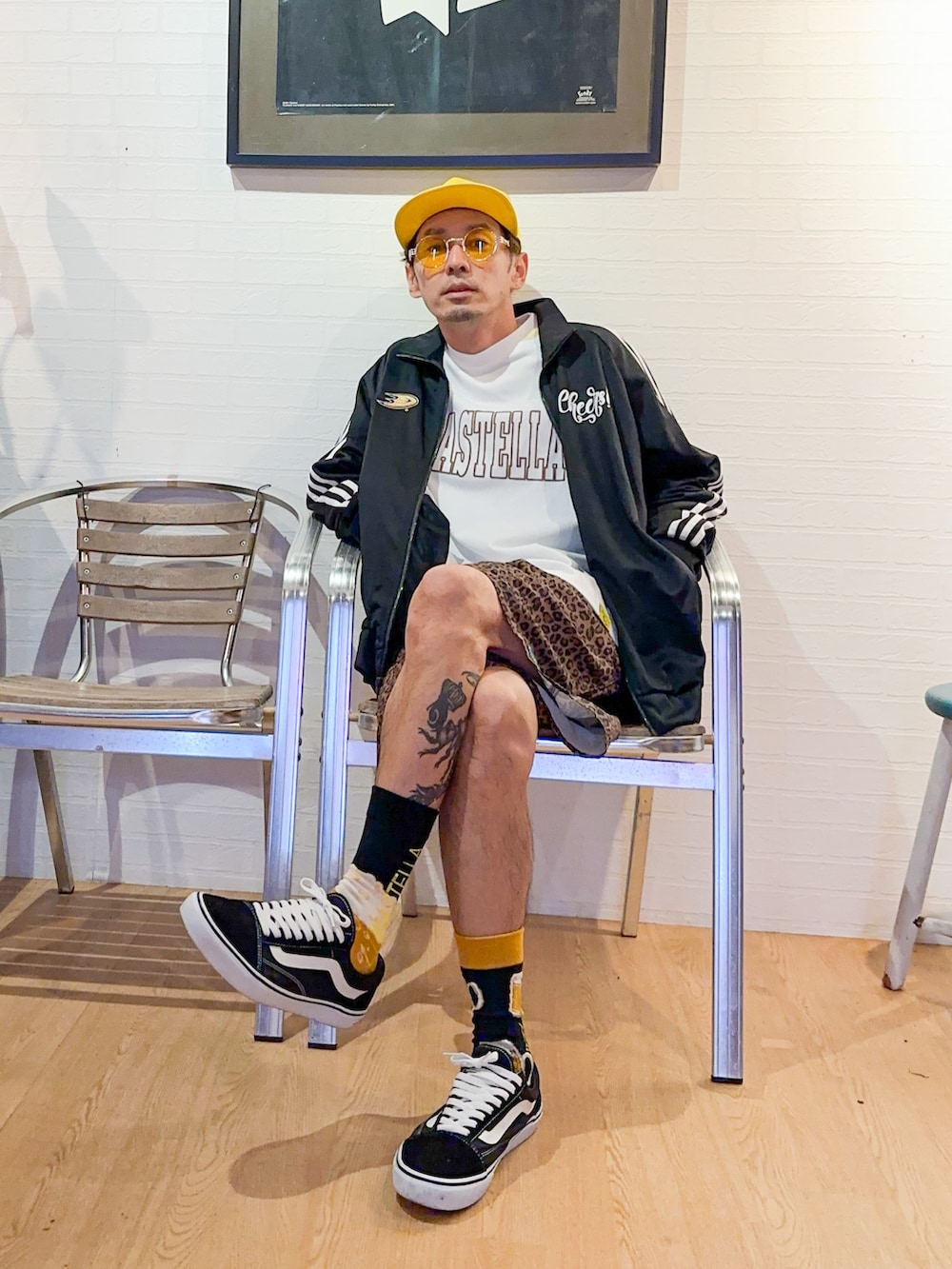 その他のその他パンツ、ホワイト系のTシャツ/カットソー、ブラック系のジャージを着用したメンズの春コーディネートの3枚目の写真