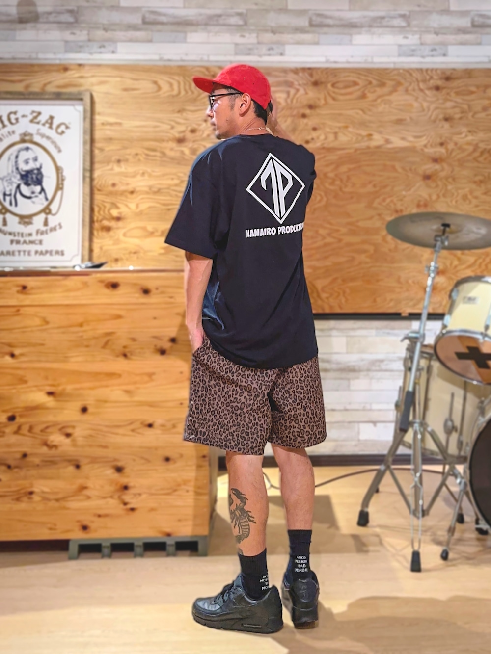 ブラック系のTシャツ/カットソー、その他のその他パンツ、ブラック系のスニーカーを着用したメンズの夏コーディネートの2枚目の写真