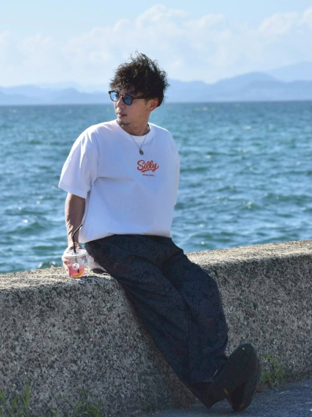 ホワイト系のTシャツ/カットソー、その他のその他パンツ、ブラック系のサンダルを着用したメンズの夏コーディネートの2枚目の写真