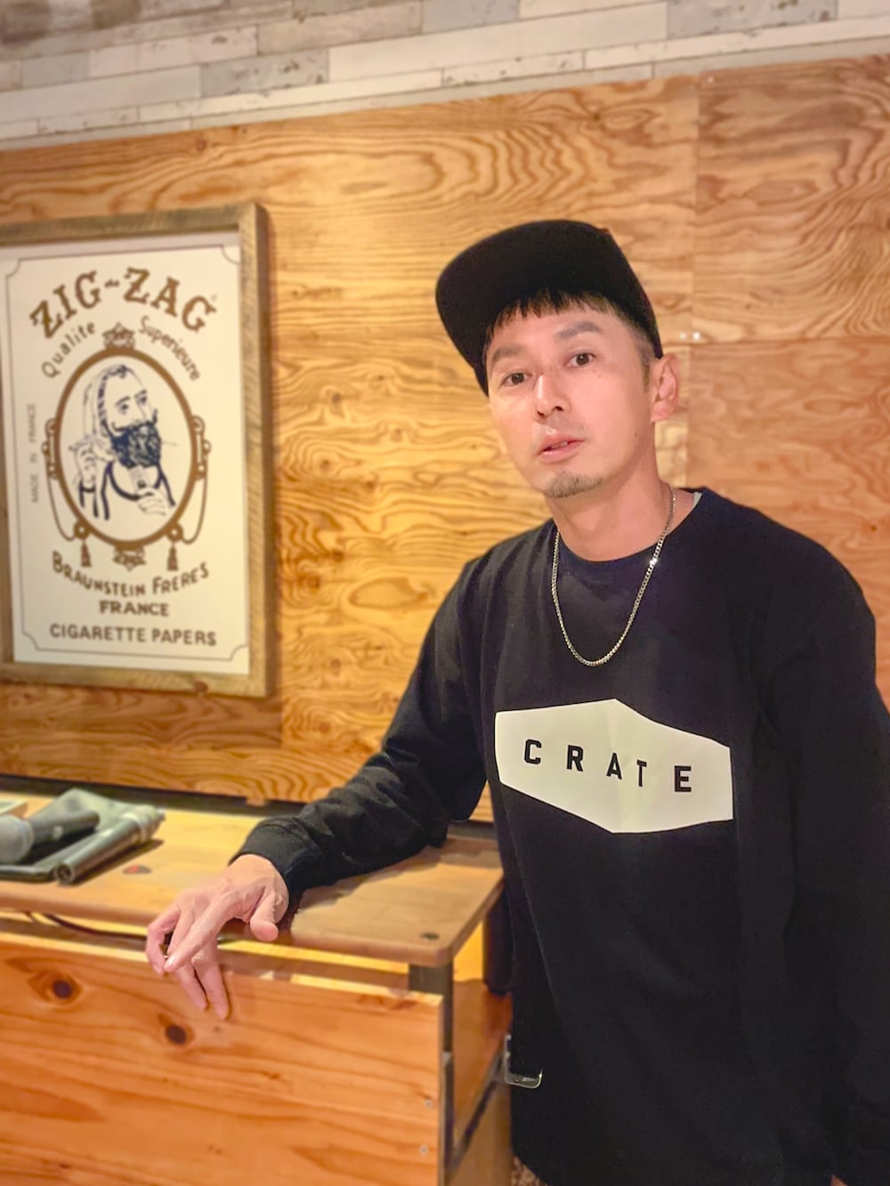 その他のその他パンツ、ブラック系のTシャツ/カットソー、イエロー系のパーカーを着用したメンズの春コーディネートの2枚目の写真