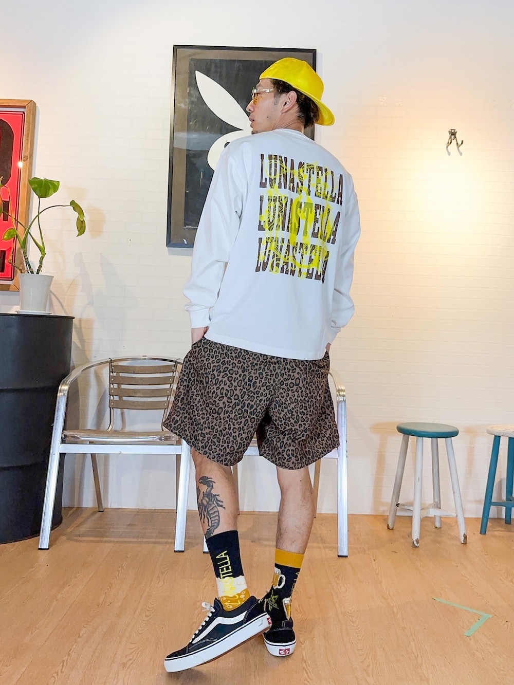 その他のその他パンツ、ホワイト系のTシャツ/カットソー、ブラック系のジャージを着用したメンズの春コーディネートの2枚目の写真