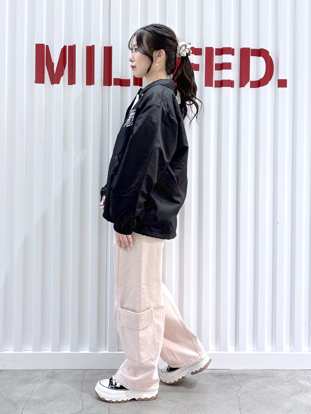 ピンク系のその他パンツ、ホワイト系のスウェット、ブラック系のブルゾンを着用したレディースの冬コーディネートの3枚目の写真