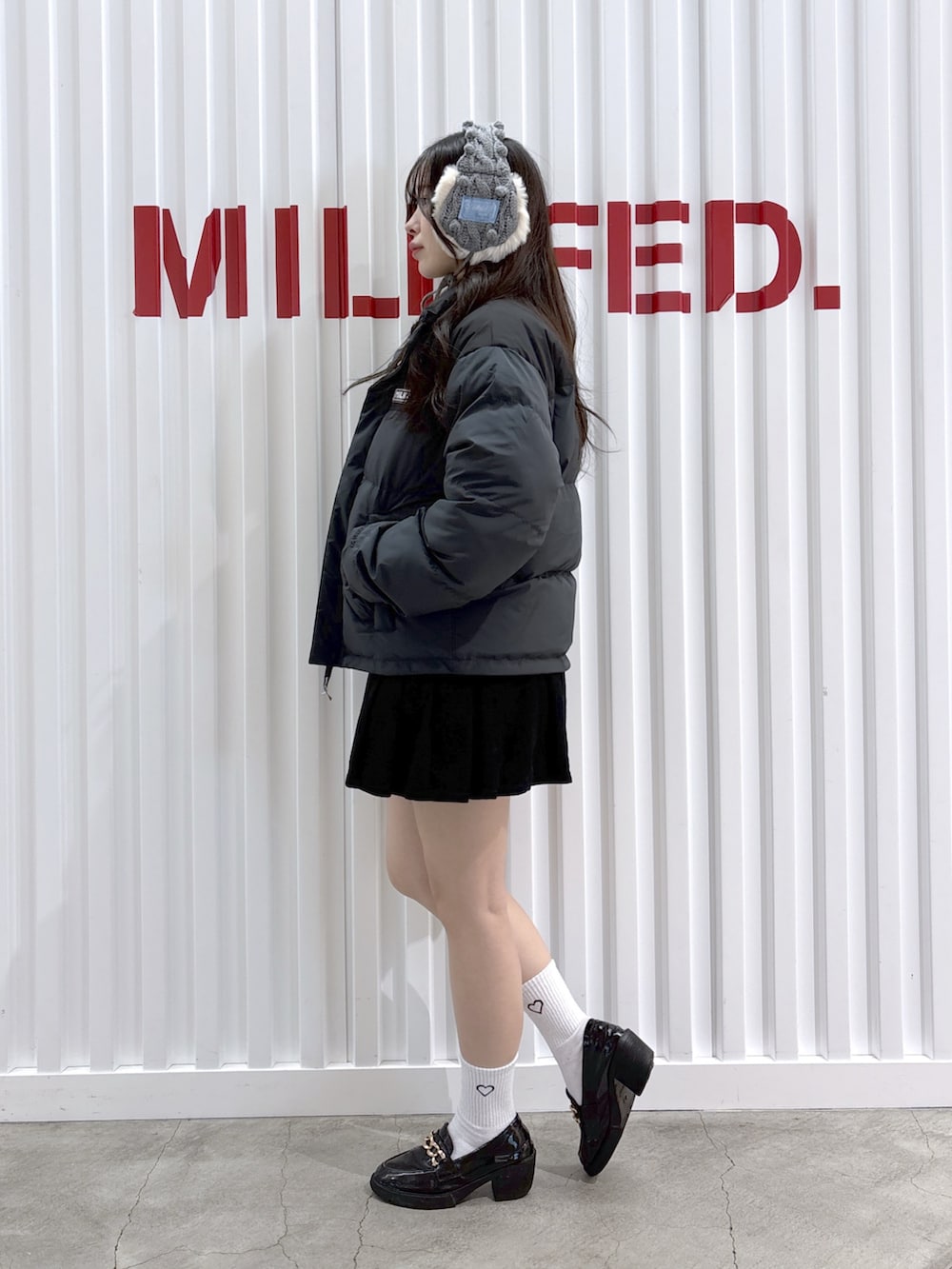 ブラック系のダウンジャケット/コート、ブラック系のその他パンツ、ブラウン系のニット/セーターを着用したレディースの冬コーディネートの2枚目の写真